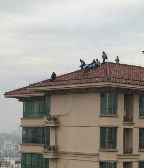 一群孩子34层楼顶嬉戏 照片让人看得心惊肉跳