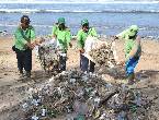 巴厘岛每天清理百吨垃圾