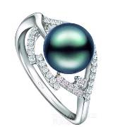 周大福“绝泽”系列黑珍珠戒指